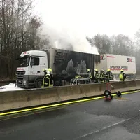 einsatze_20202020-12-15_b_3_-_lkw_auf_bab_8.jpg